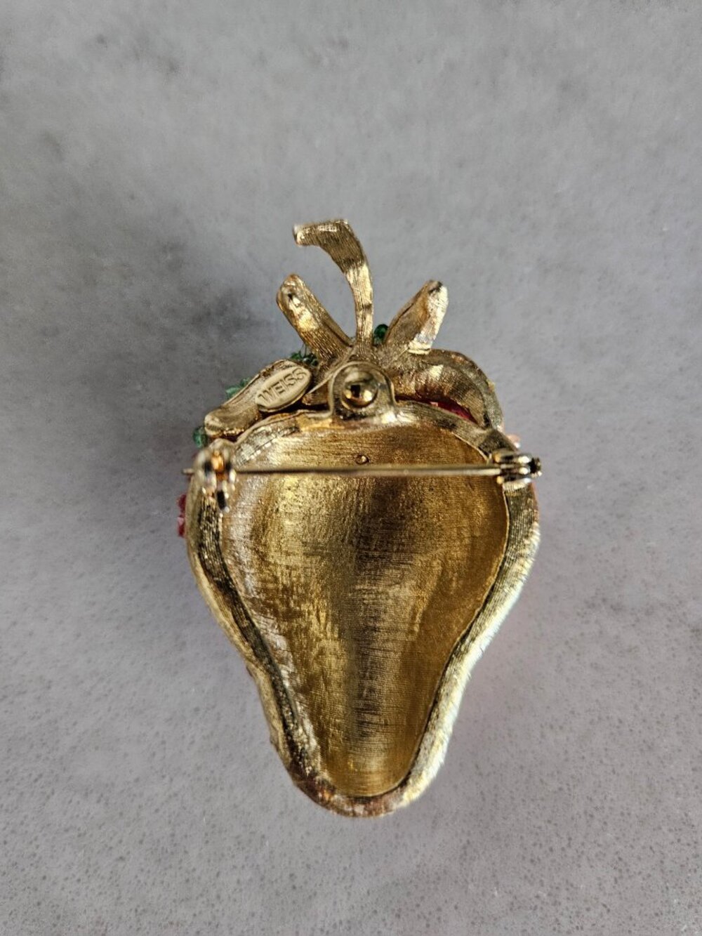 RARE & VINTAGE WEISS GLAZED STRAWBERRY CRYSTAL BROOCH /PIN IN HEAVY GOLD SETTING - Picture 15 of 15